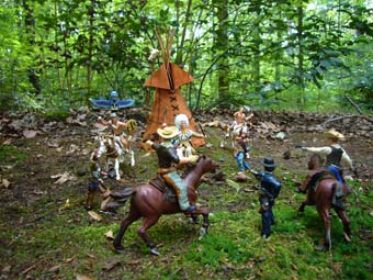 Cowboys greifen ein Indianerdorf an