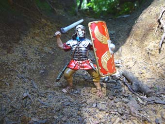 Der römische Legionär sucht Schutz hinter seinem Schild
